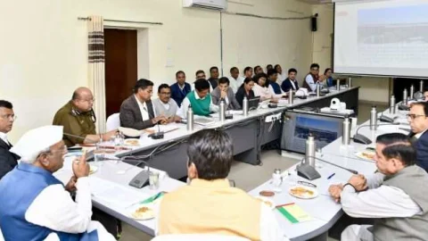 राज्यपाल ने झुंझुनूं में ली जिला स्तरीय अधिकारियों की बैठक, योजनाओं के प्रभावी क्रियान्वयन के दिए निर्देश