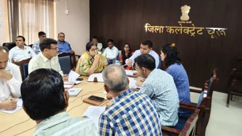 नियमित विश्लेषण कर विभागीय योजनाओं को दें गति – जिला कलक्टर