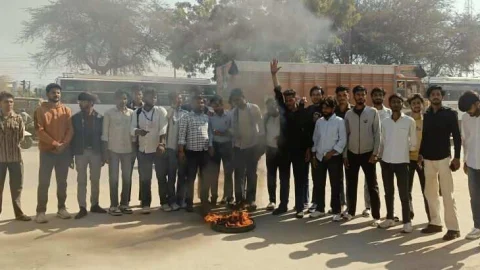 संभाग और जिलों को निरस्त करने के विरोध में प्रदर्शन