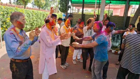 कलेक्टर ने चंग पर लगाई थाप, कलेक्टर आवास पर अधिकारियों ने खेली होली