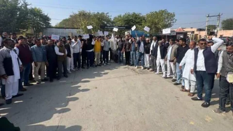 सीकर संभाग और नीमकाथाना जिला बचाओ संघर्ष समिति के आह्वान पर विरोध प्रदर्शन