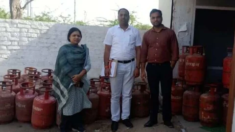 रसद विभाग की टीम ने जांच कर जप्त किए 71 गैस सिलेण्डर
