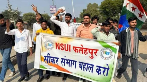 सीकर संभाग व नीमकाथाना जिले को यथावत रखने की मांग को लेकर NSUI का विरोध प्रर्दशन