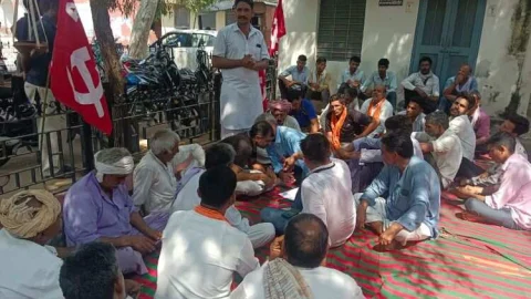 अखिल भारतीय किसान सभा द्वारा उपखंड कार्यालय के आगे लगाया गया धरना