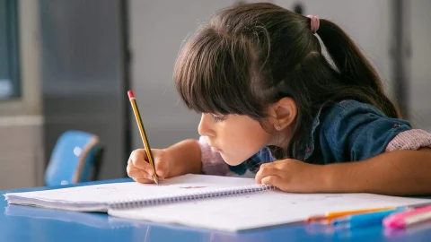 क्या आपका भी बच्चा है पढ़ने में कमजोर? तो आजमाए ये आसान ट्रिक, खुद किताब उठाकर पढ़ने लगेगा बच्चा