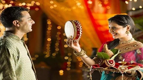 Karwa Chauth : इस साल कब मनाया जाएगा करवा चौथ का त्यौहार? यहां देखें पूजा का शुभ मुहूर्त और विधि