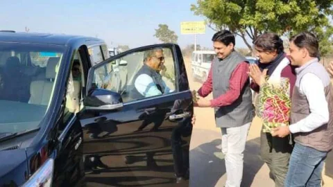 चिकित्सा मंत्री गजेंद्र सिंह खींवसर का सीएमएचओ डॉ निर्मल सिंह ने किया स्वागत