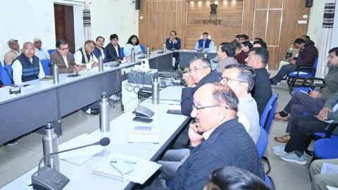 जिला कलेक्टर रामावतार मीणा ने विभागीय कार्यों में प्रगति लाने के दिए निर्देश