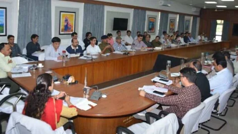 सम्पर्क पोर्टल पर लम्बित प्रकरणों का त्वरित निस्तारण करना सुनिश्चित करें – एडीएम