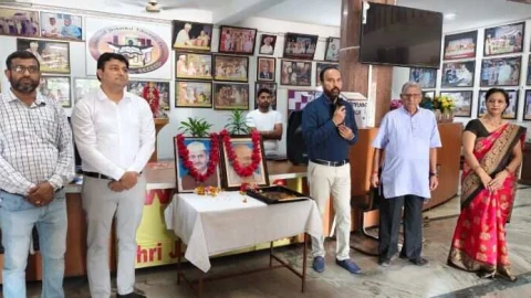 जेजेटी में महात्मा गांधी व लाल बहादुर शास्त्री को श्रद्धांजली अर्पित की