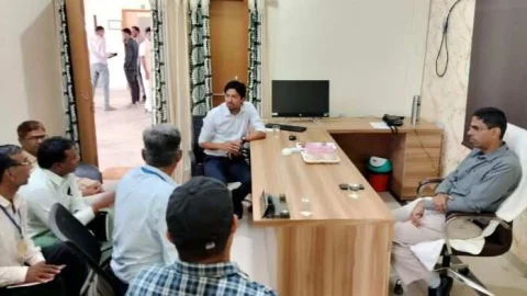 स्वतंत्र व निष्पक्ष चुनाव कराने में किसी भी प्रकार की कोताही ना करें – एस देवराजन