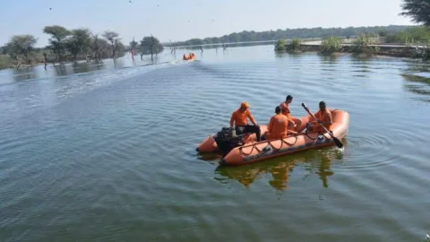 फ्लड वाटर रेस्क्यू मॉक एक्सरसाइज में एनडीआरएफ टीम ने दिखाई दक्षता