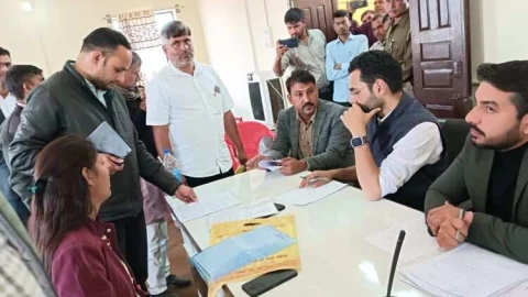 जिला कलेक्टर ने पलसाना में आयोजित जनसुनवाई में आमजन की परिवेदनाओं का किया निस्तारण