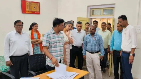व्यय पर्यवेक्षक एव जिला निर्वाचन अधिकारी ने मीडिया सेंटर का किया निरीक्षण