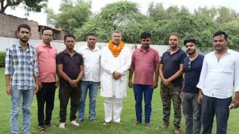 विधायक गेदर का संगम चौराहे के पास कार्यकर्ताओं ने किया स्वागत