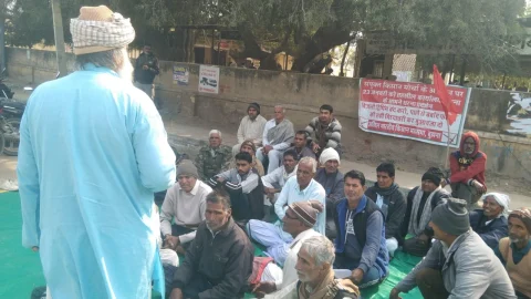 पाले से बर्बाद फसलों की सही गिरदावरी को लेकर किसान महासभा का तहसील कार्यालय पर धरना