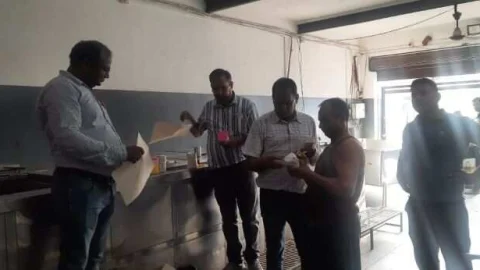 किराणा स्टोर से अवधि पार 15 किलो नमकीन नष्ट करवाई