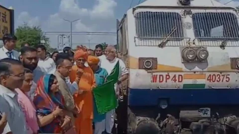 सीकर में सांसद सुमेधानंद सरस्वती ने हैदराबाद ट्रेन को हरी झंडी दिखाकर किया रवाना