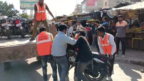 एक्शन में ट्रैफिक पुलिस : नो पार्किंग में खड़े वाहनों पर सीज की कार्यवाही शुरू