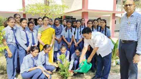“एक पेड़ मां के नाम अभियान“ के तहत न्यू राजस्थान बालिका पीजी महाविद्यालय में वृक्षारोपण
