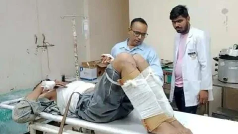 स्कूल जा रहे सरकारी टीचर पर लाठी-सरियों से हमला