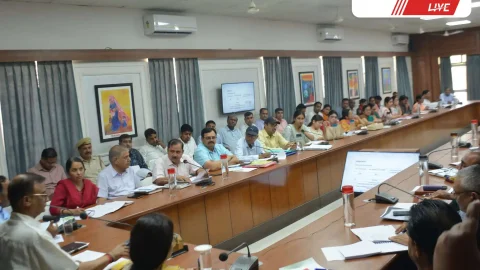 मुख्यमंत्री की जनसुनवाई में प्राप्त परिवेदनाओं का तत्काल निस्तारण करना सुनिश्चित करें – जिला कलेक्टर