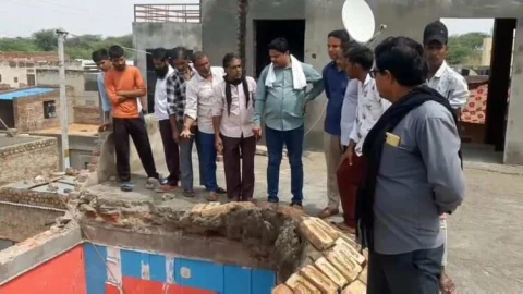 कमरे की छत गिरने से पति की मौत, पत्नी घायल दो मासूमों को भी लगी चोट