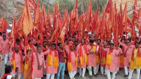 नाचते-गाते डीजे की धुन के साथ में मां शाकंभरी को अर्पित किए भक्तों ने ध्वज