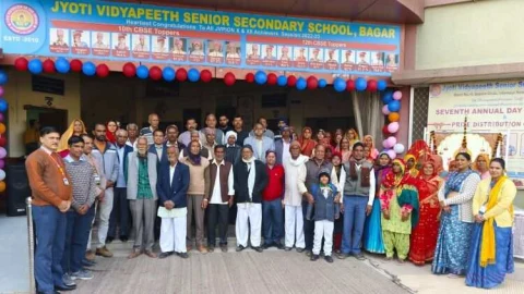 ज्योति विद्यापीठ में पैरेंट्स डे और तुलसी पूजन दिवस मनाया