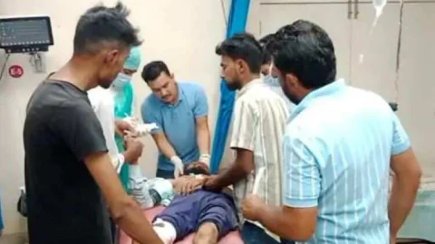 पिकअप की टक्कर से बाइक सवार युवक घायल