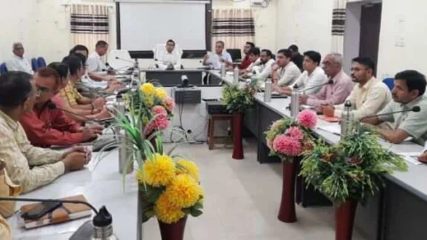 जिला कलक्टर डॉ खुशाल यादव ने ली अधिकारियों की बैठक
