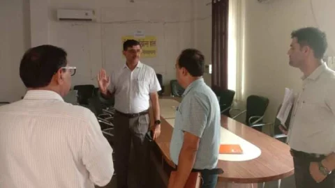 कलक्टर का औचक निरीक्षण : 2 अनुपस्थित कर्मचारियों को थमाए कारण बताओ नोटिस