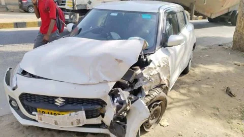 तेज रफ्तार का कहर गाड़ी पूरी तरह क्षतिग्रस्त