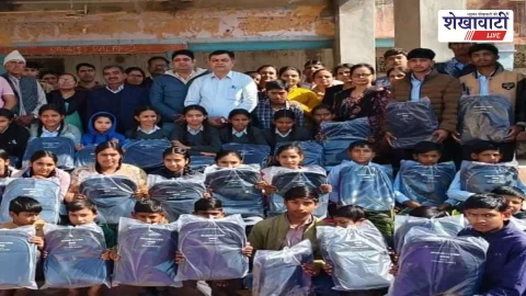 नयासर स्कूल में 180 छात्रों को बैग वितरण, समाजसेवी कस्वां की पहल