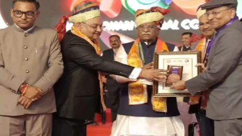 माहेश्वरी महाकुंभ में ज्योति माहेश्वरी समाज भूषण से सम्मानित